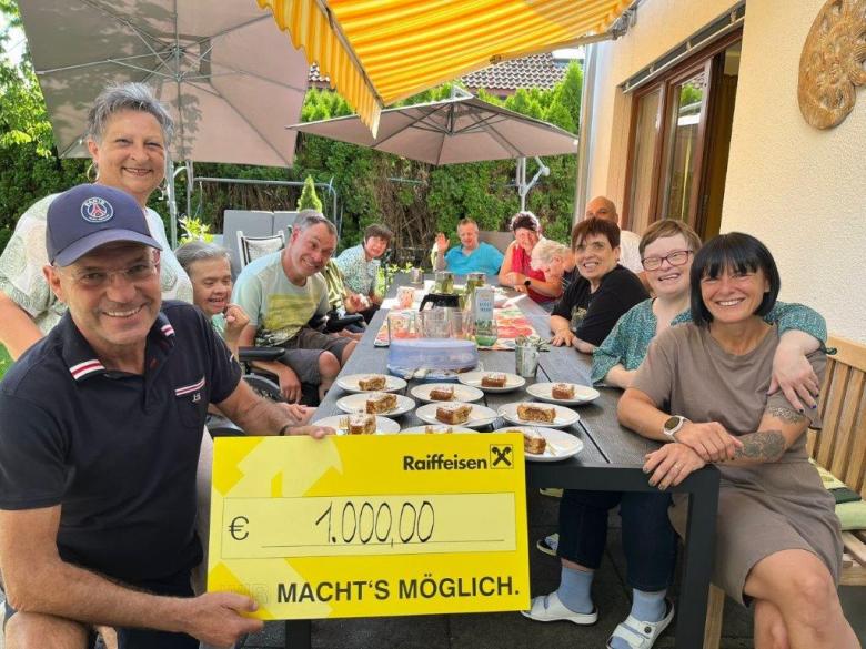 Im Bild: Werner Mistlberger (SPÖ-Vorsitzender), Elisabeth Meinl (SPÖ-Vors.-Stv.), Pamela Kreisberger (Leiterin Lebenshilfe Anthering) Im Bild: Werner Mistlberger (SPÖ-Vorsitzender), Elisabeth Meinl (SPÖ-Vors.-Stv.), Pamela Kreisberger (Leiterin Lebenshilfe Anthering)